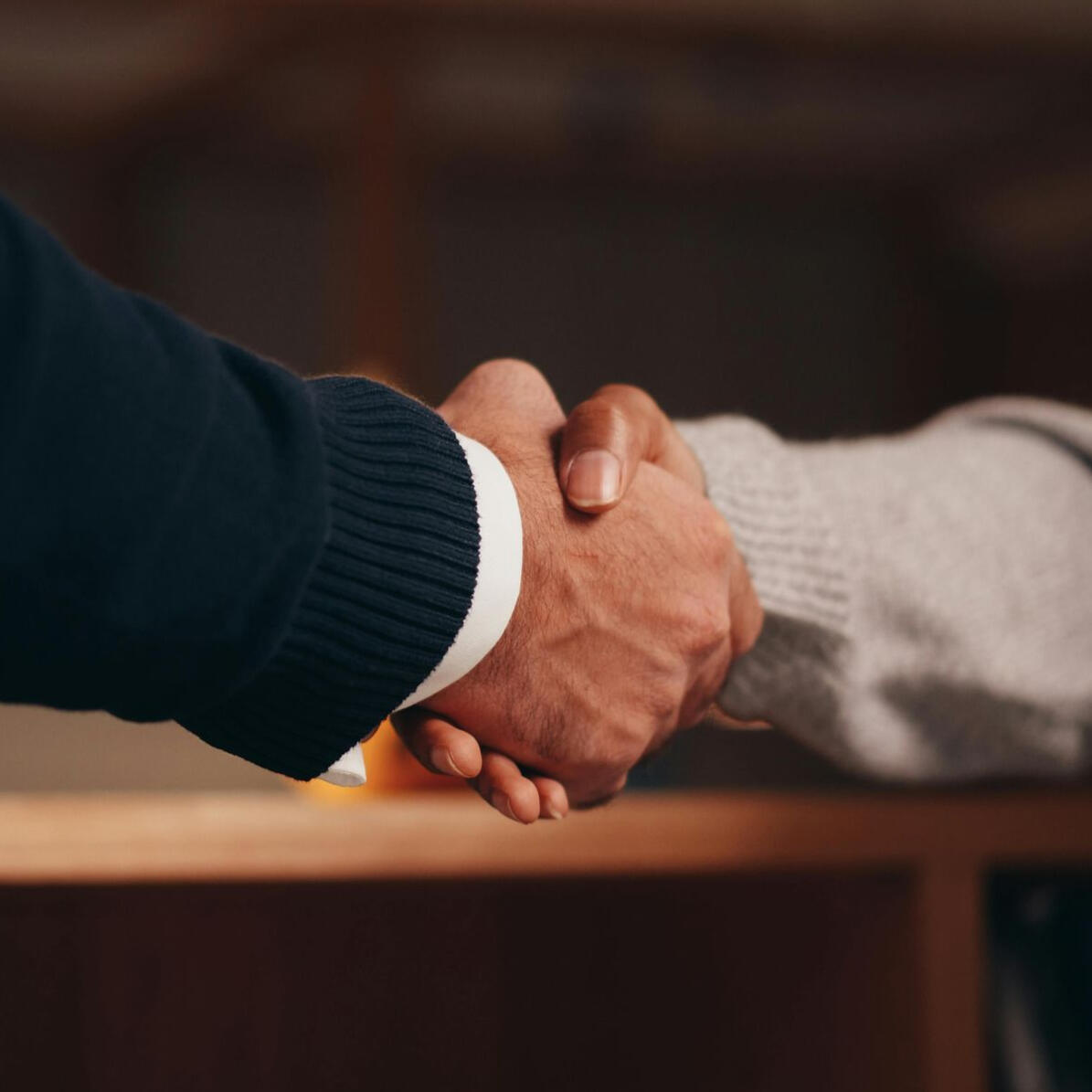 Signature de contrat entre client et entrepreneur en Algérie – projet architectural Client algérien serrant la main d’un entrepreneur après la signature d’un contrat de construction encadré par un architecte en Algérie