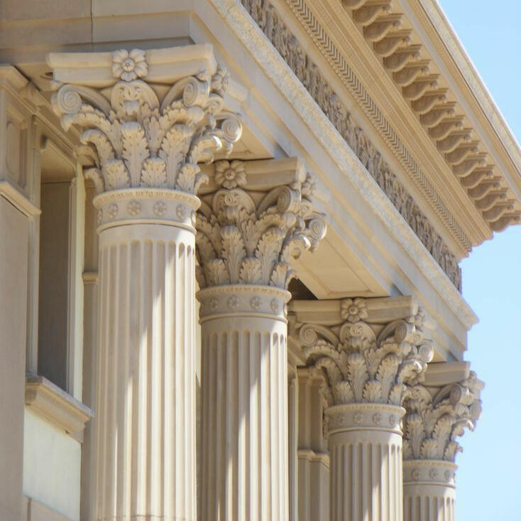 Quatre piliers romains représentant les quatre bases essentielles d’un contrat de construction réussi en Algérie selon un architecte algérien