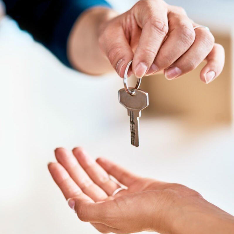 Entrepreneur algérien remettant les clés d’une maison ou villa au propriétaire à la fin d’un projet de construction supervisé par un architecte