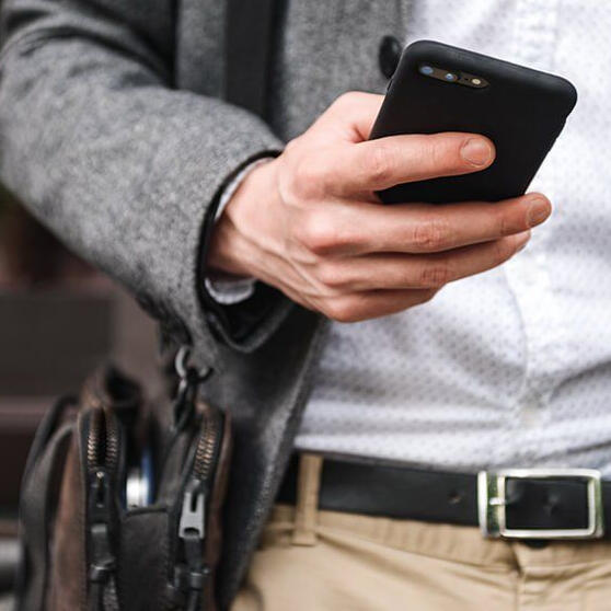 Représentant d’un client discutant au téléphone avec un entrepreneur du bâtiment en Algérie pour clarifier les détails d’un contrat de construction avec un architecte algérien