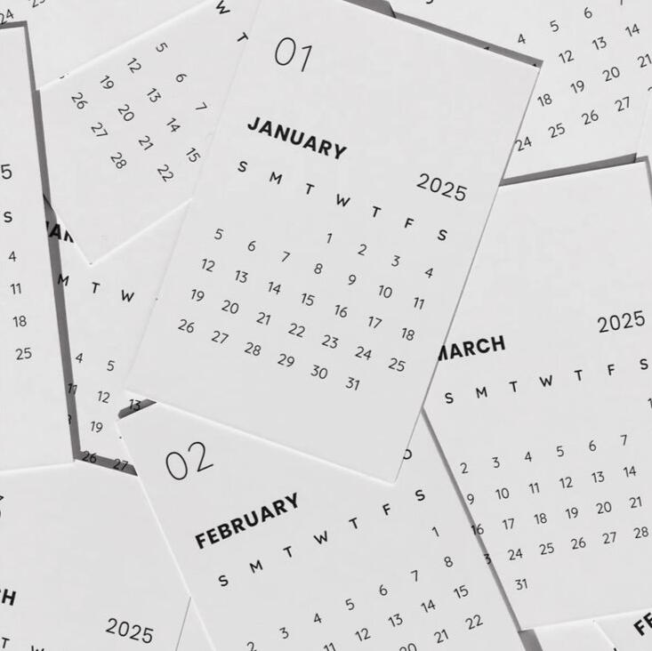 Feuilles d’un calendrier mensuel représentant la planification et le suivi des échéances d’un projet de construction en Algérie, utilisées par un architecte pour organiser le chantier